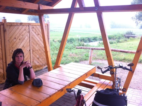 Overdekte picknicktafel waar we konden schuilen voor de stortbuien.