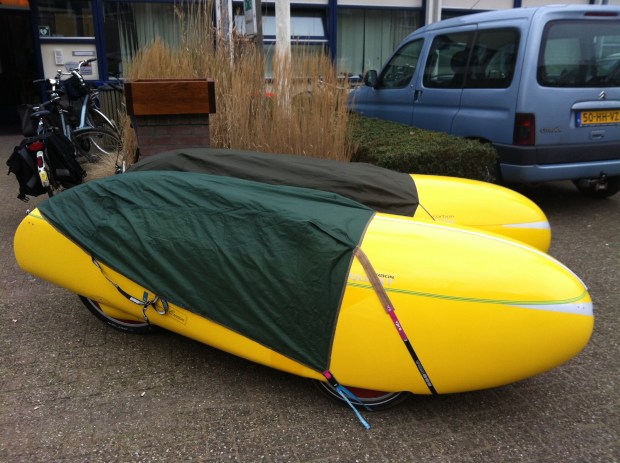 Dekzeilen van oude tenten over de velomobielen van Jules en Elly