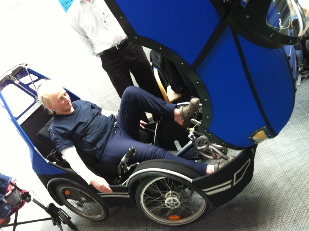 Ik zit hier wel lekker hoor, ik ga niet weg. Kan mij het schelen dat andere mensen in deze primeur geïnteresseerd zijn!