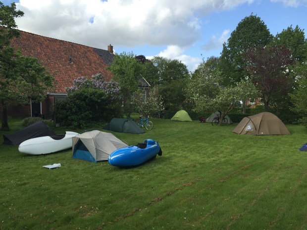 Kamperen in de boomgaard bij Marten met de andere cursisten