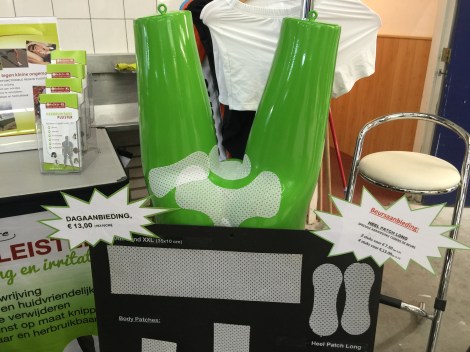 Eén van de exposanten verkocht deze pleisters (leedvermaak voor ligfietsers)