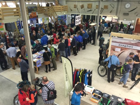 Grote zaal met exposanten en informanten
