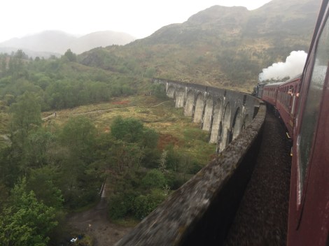 De Jacobite train over het uit Harry Potter beroemd geworden Glennfiddag viaduct