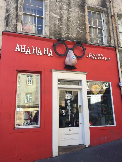 Een winkel op Victoria Street die mogelijk tot inspiratie heeft geleid voor de Gambol and Japes Wizarding Joke Shop