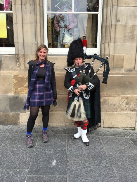 Links tartan 'Scotland Forever', rechts 'Black Watch'