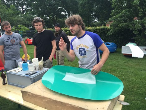 Daniel geeft een workshop 'carbon lamineren met bier'
