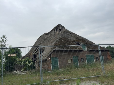Omdat je niet lekker kunt fietsen in Drenthe staan boerderijtjes te lang te koop