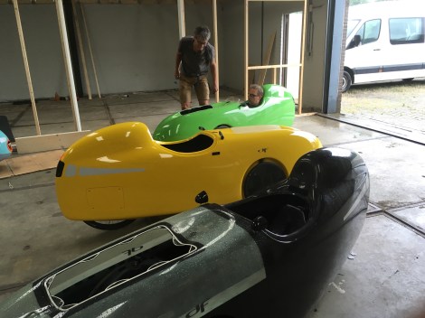 De zwarte probeerfiets is nat van de regen na een testrondje