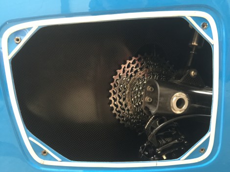 Een DF (XL?) in de zaak met geopend luik geeft inkijkje naar derailleur