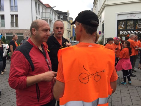Organisatie was herkenbaar aan deze oranje hesjes