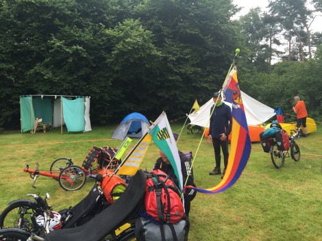 Duitse ligfietsers hebben vaak grote vlaggen op hun fiets