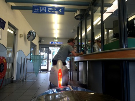 Dave koopt kaartjes voor de veerboot naar Texel