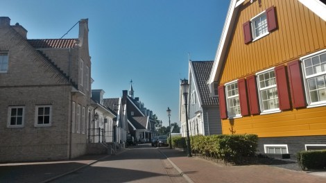 Ergens doet Huizen met al dat hout ook wel denken aan Batavia Stad in Lelystad