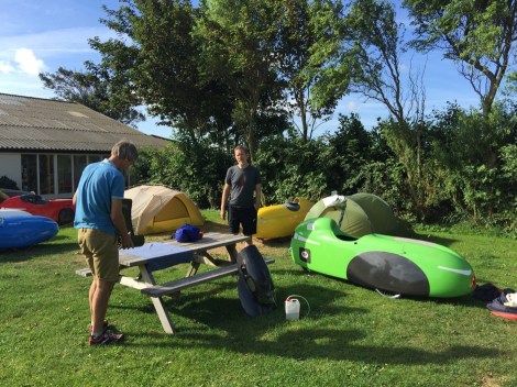 Boerderijcamping de Vrije Vogel met op de achtergrond het binnenverblijf