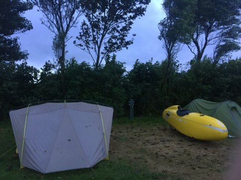 Het leek zondagochtend wel herfst: donker en bladeren op de tent