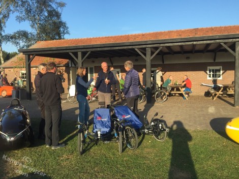 Zonnig bij aankomst. Brommers kieken was een populaire bezigheid!
