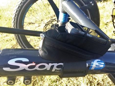 GPS-tasje op de trike vastgemaakt