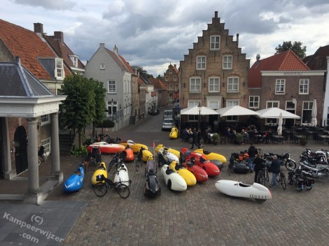 Mooi uitzicht vanuit de lunchlocatie in Heusden waar de ligfietsen veel bekijks trokken