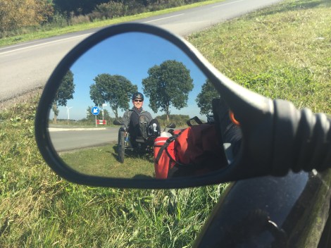 Dave met helm in mijn achteruitkijkspiegel