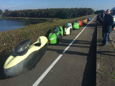 Velomobielen in volgorde opgesteld voor de start