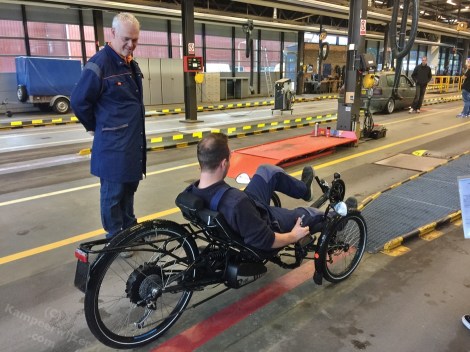 Technische medewerkers keuren de trike: hij zit lekker!