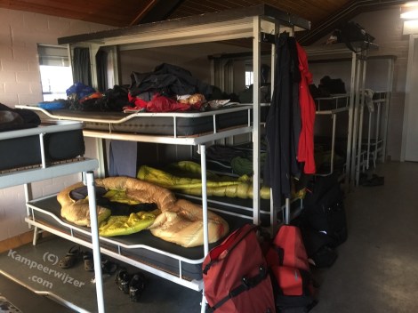 Stapelbedden op de slaapzaal voor snurkers