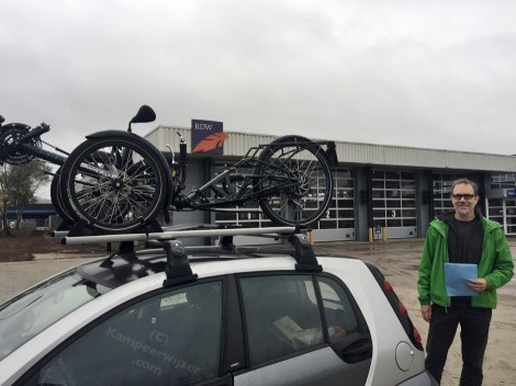 Dave heeft de benodigde papieren en de trike staat weer op de auto
