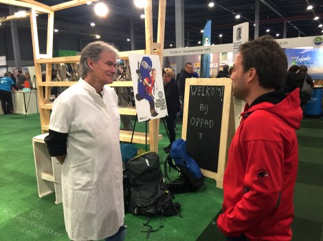 Redacteur Tjeerd Visser op de stand van Op Pad