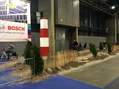 Het fietsparcours liep door twee hallen