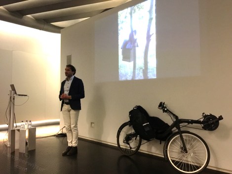 Ligfietser Walter tijdens zijn presentatie over fietsen door Scandinavië