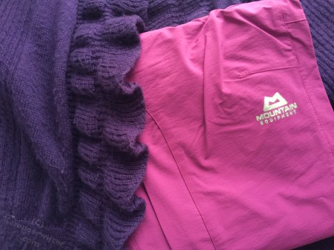 Het vest is paars, de broek berry.