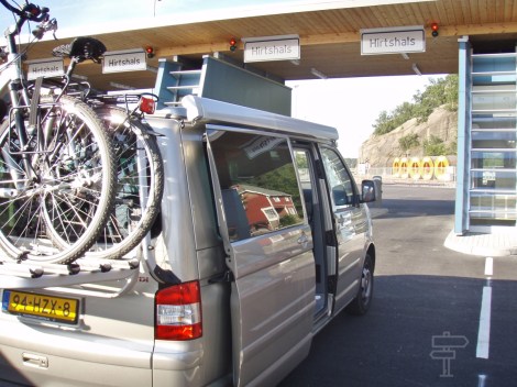 Camper met fietsen achterop, bij terminal veerboot naar Hirtshals, Denemarken